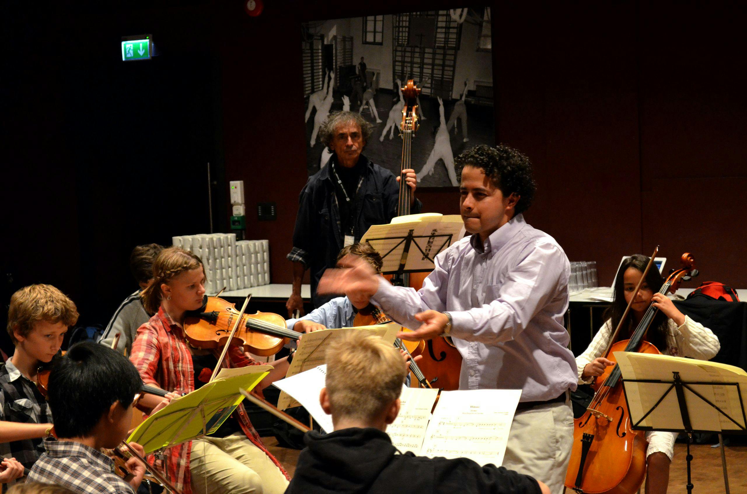 Conductor Juan Felipe Molano (Colombia) leading young musicians in a masterclass during ITAC1 Photo by Maria Antvort